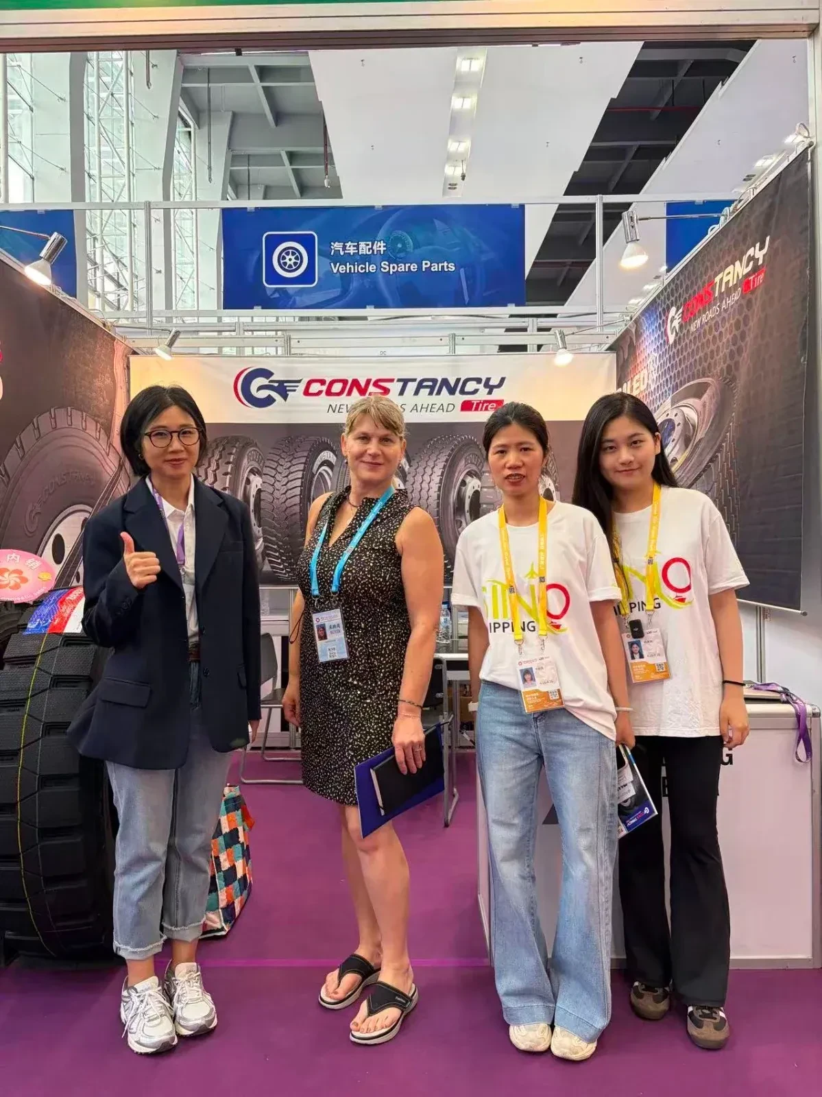 Vi finder dæk sammen med en europæisk køber på Canton Fair Vehicle Parts-pavillonen.