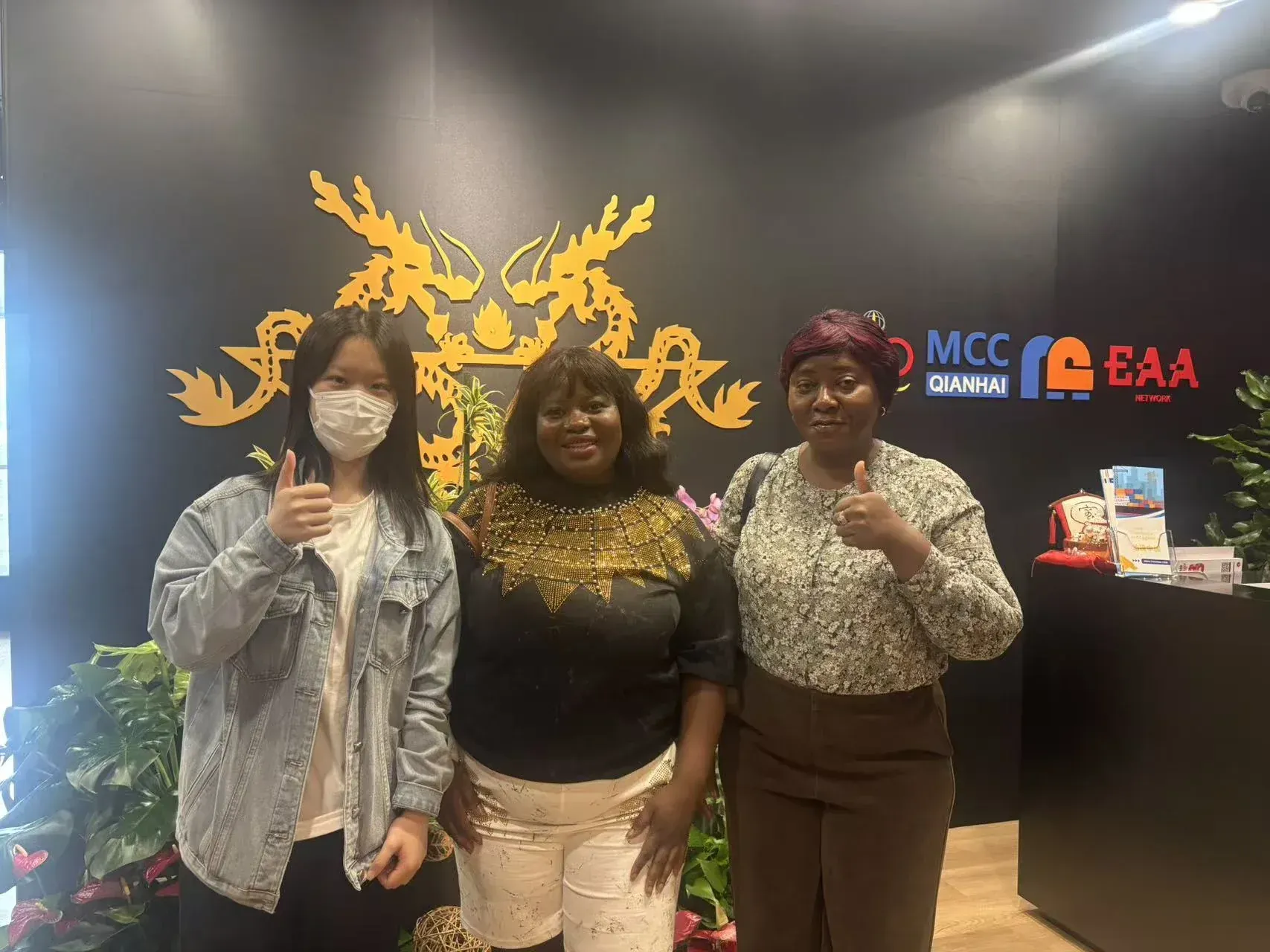 Gruppefoto med Mimi og Fatima på vores Guangzhou-kontor.