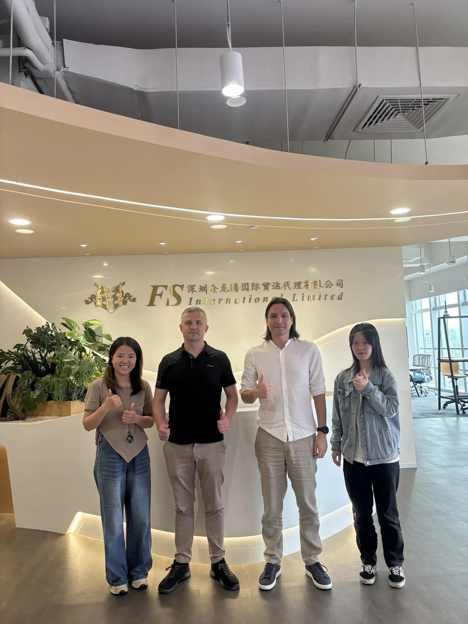 ClickNFits-grundlæggerne Aleksey og Anthony blev budt velkommen i receptionen på vores Shenzhen-kontor.
