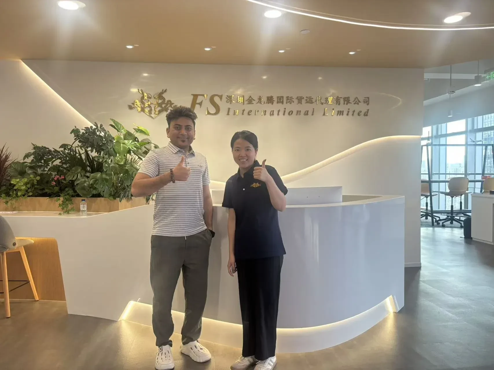 Vi byder en indisk kunde velkommen på vores Shenzhen-kontor, thumbs up ved FS-receptionen.