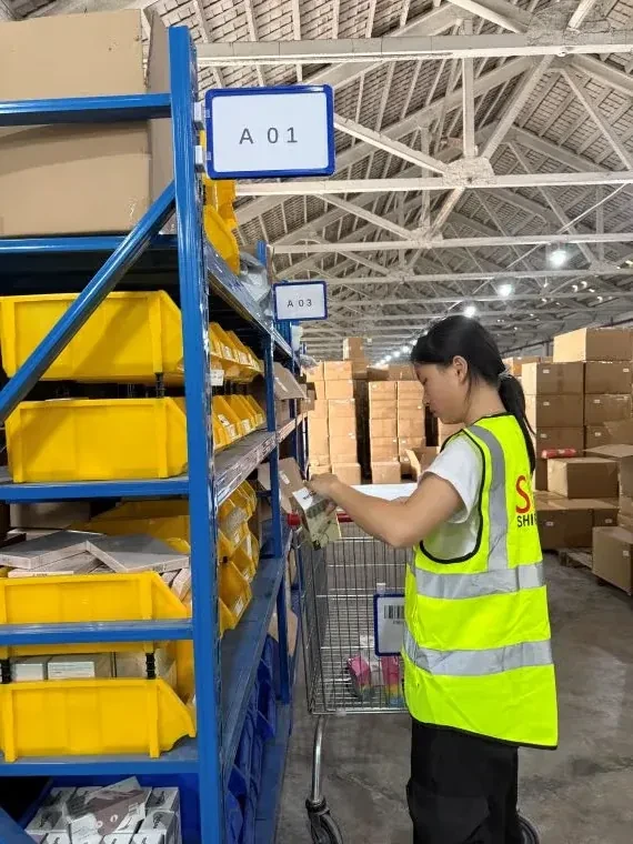 Plukning fra organiserede blå reoler (A01–A03) på vores opfyldelseslager.