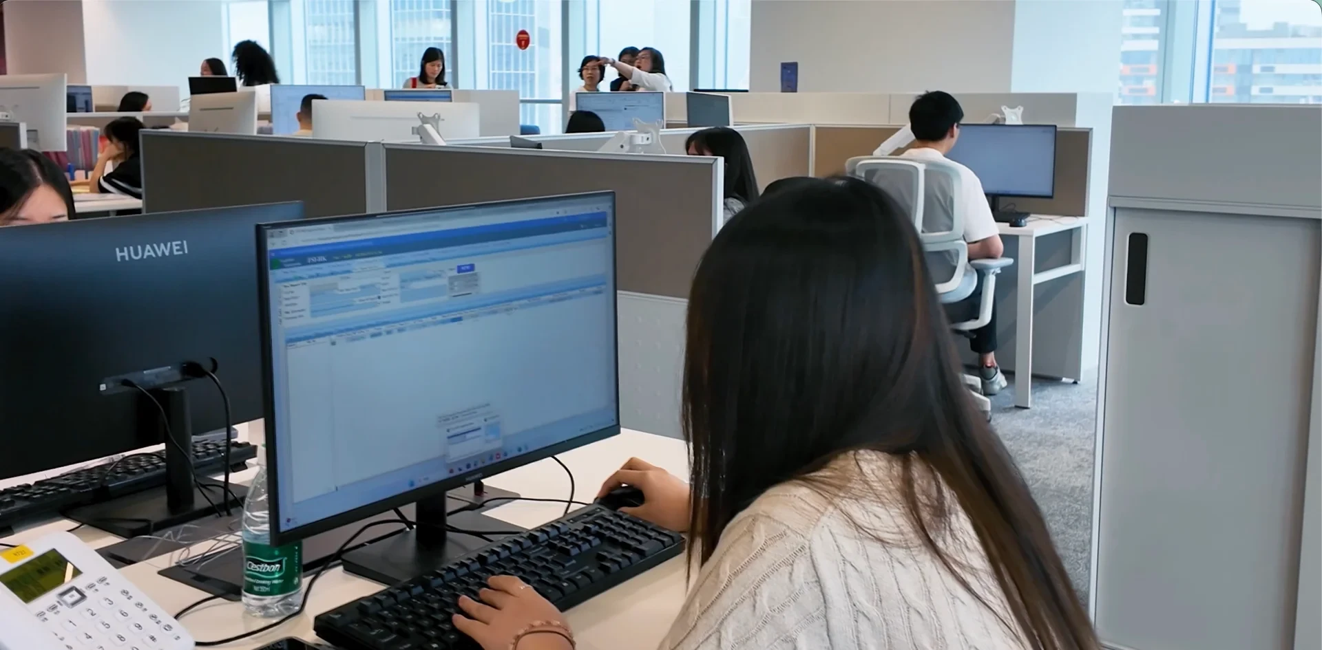 SINO Shipping 团队在深圳办公室工作，协调客户货件