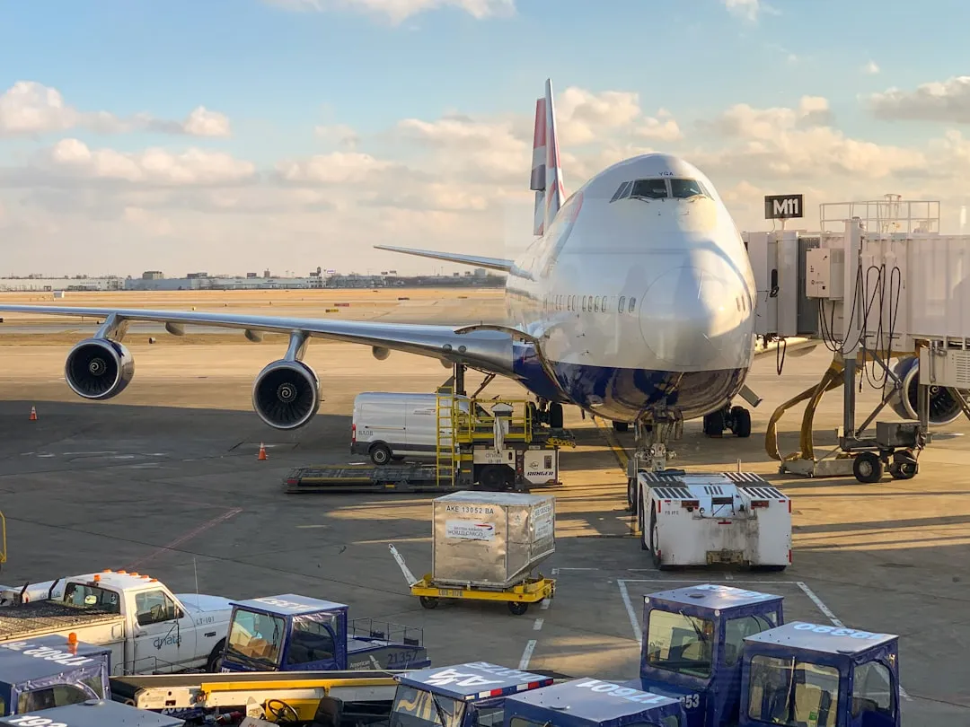 Gods lastas ombord på flygplan på plattan