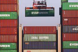 Containrar staplade i kinesisk hamn