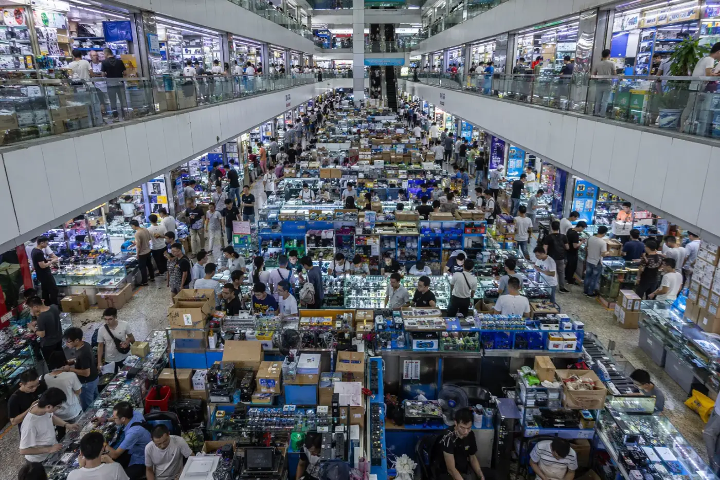 深圳华强北拥挤的电子交易商城，摊位售卖元器件与小电子产品