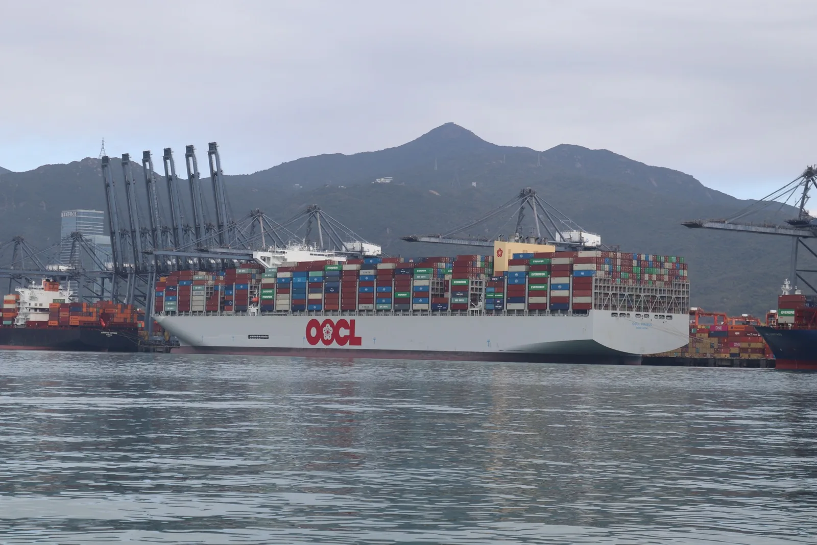 Ett OOCL-ultrastort containerfartyg lastas under portalkranar i Yantian, Shenzhen