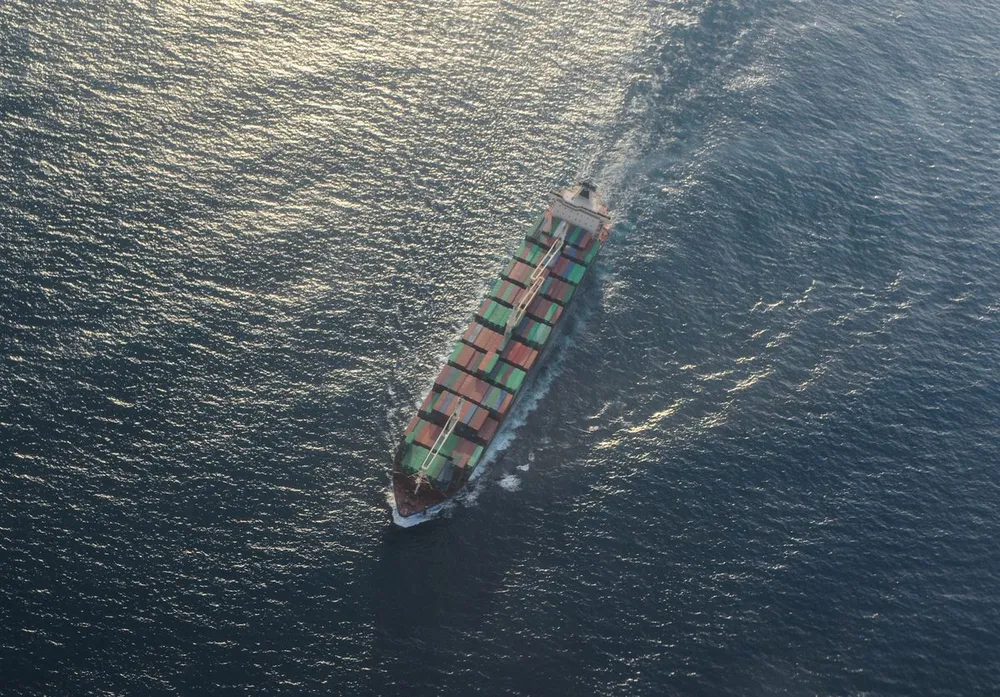 Luftfoto af et containerskib på eksportrute fra Kina