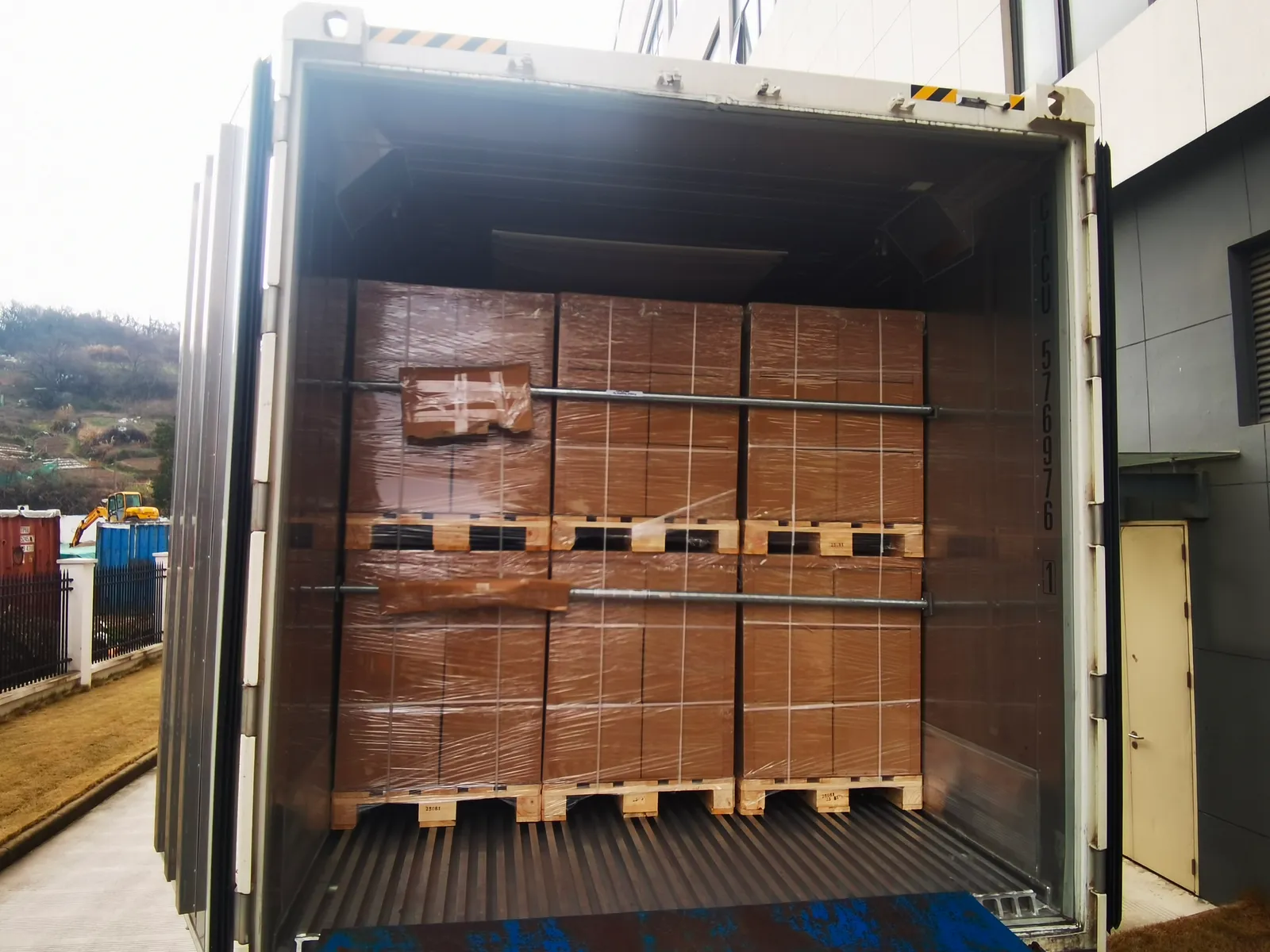 装满托盘货物的FCL整箱，由 SINO Shipping 团队用货物固定杆加固