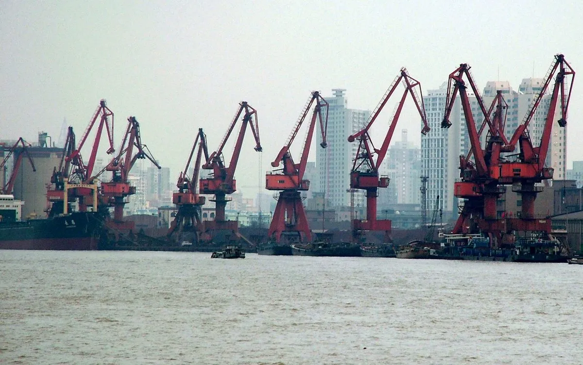 Havnekraner og containere ved en kinesisk flodhavn, hvor Shanghai er den førende eksporthavn i Kina