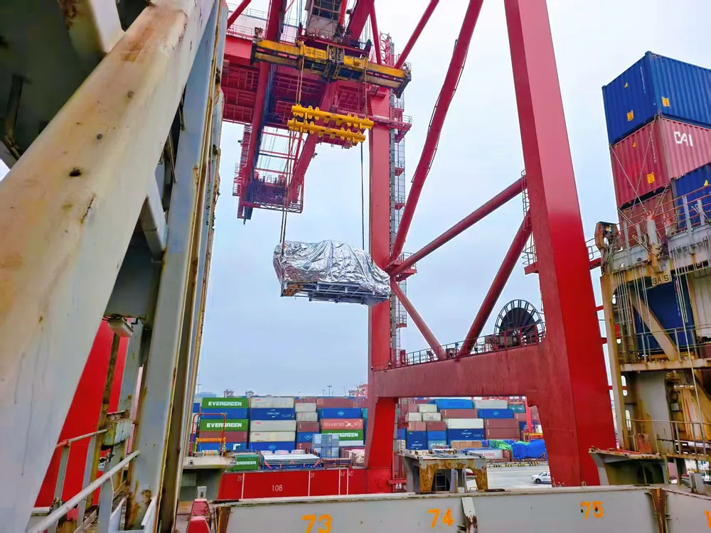 Overblik over portalkran og terminalområde på en kinesisk containerterminal, drevet af SINO Shipping