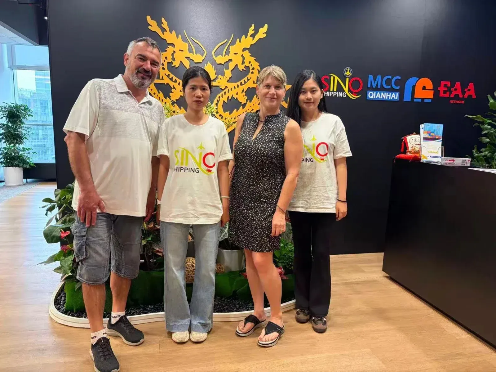 SINO Shipping-teamet tillsammans med kunder på en mässa (Canton Fair)
