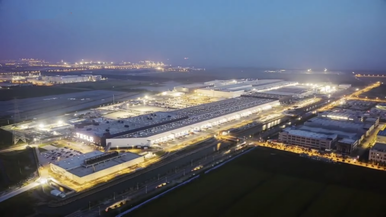 Tesla Gigafactory Shanghai set fra luften om natten — den hurtigst opførte bilfabrik nogensinde