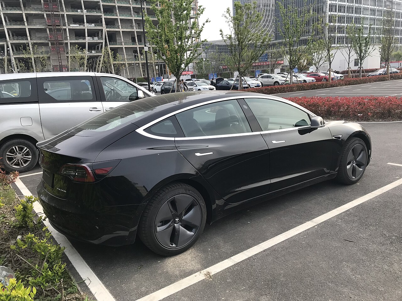 Tesla Model 3 på en kinesisk gade