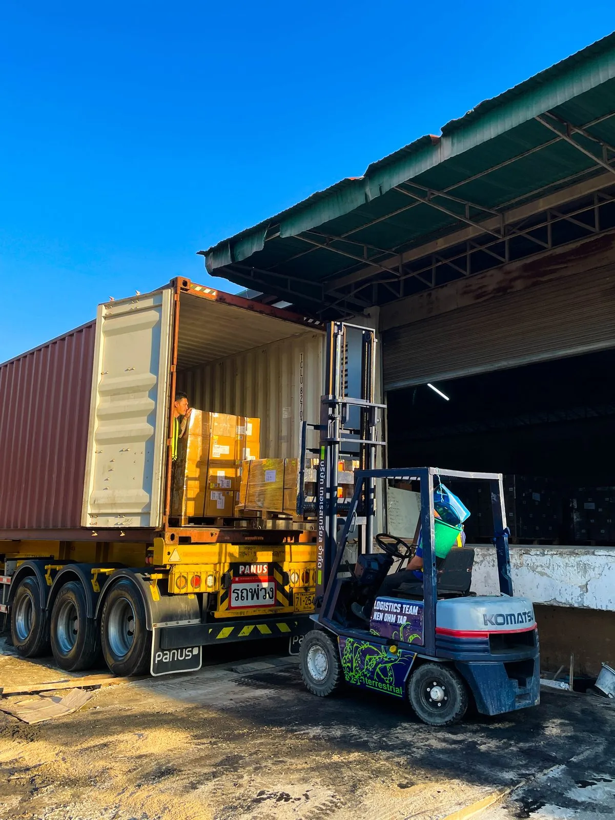 叉车在SINO Shipping仓库装载集装箱