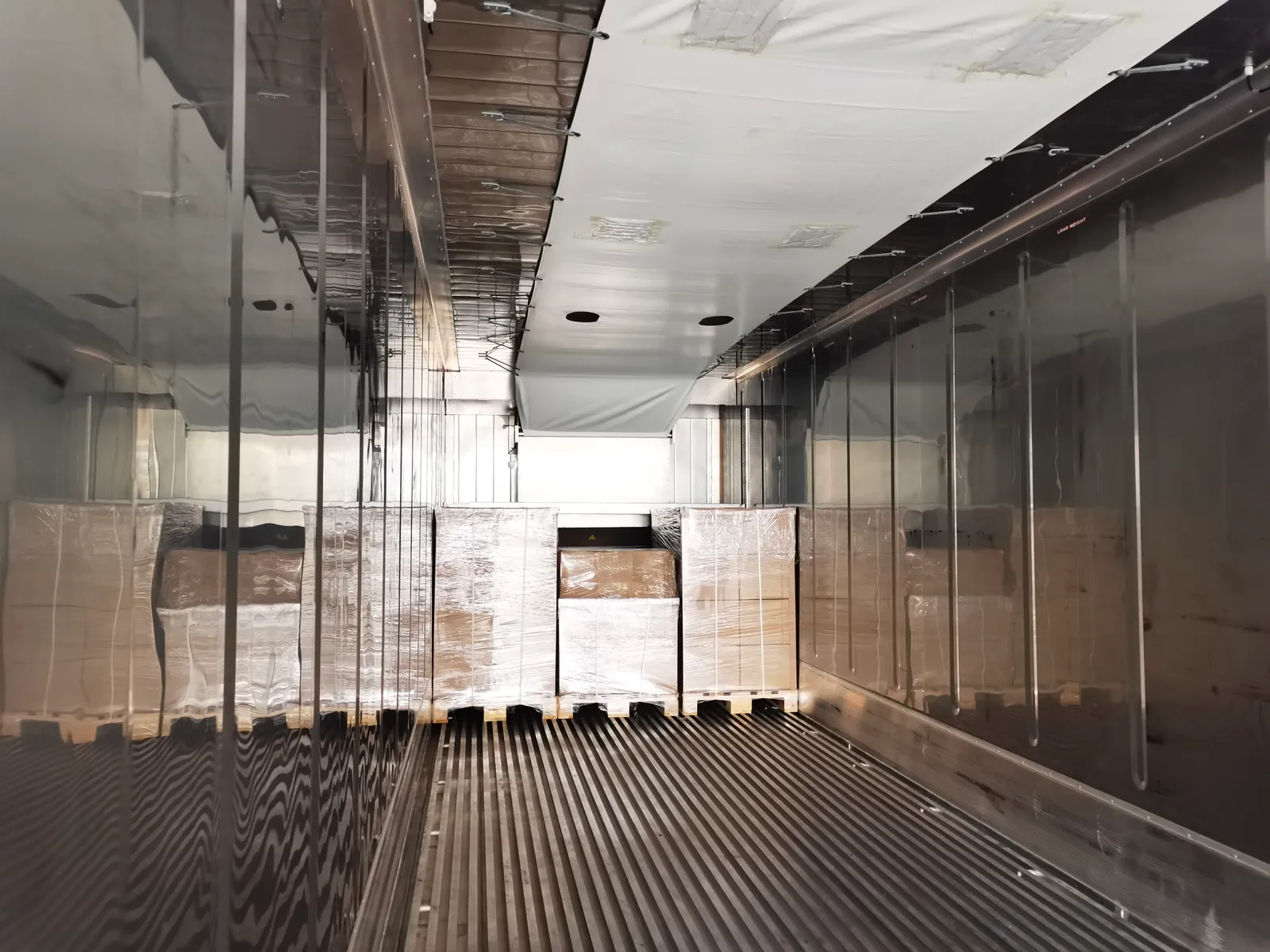 Pall med termofilm inplastade, i kylcontainer hanterad av SINO Shipping