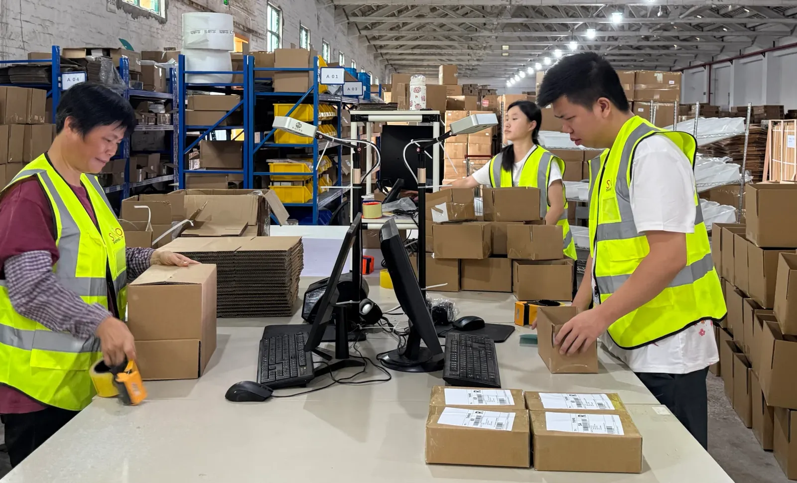 SINO Shipping团队正在打包订单