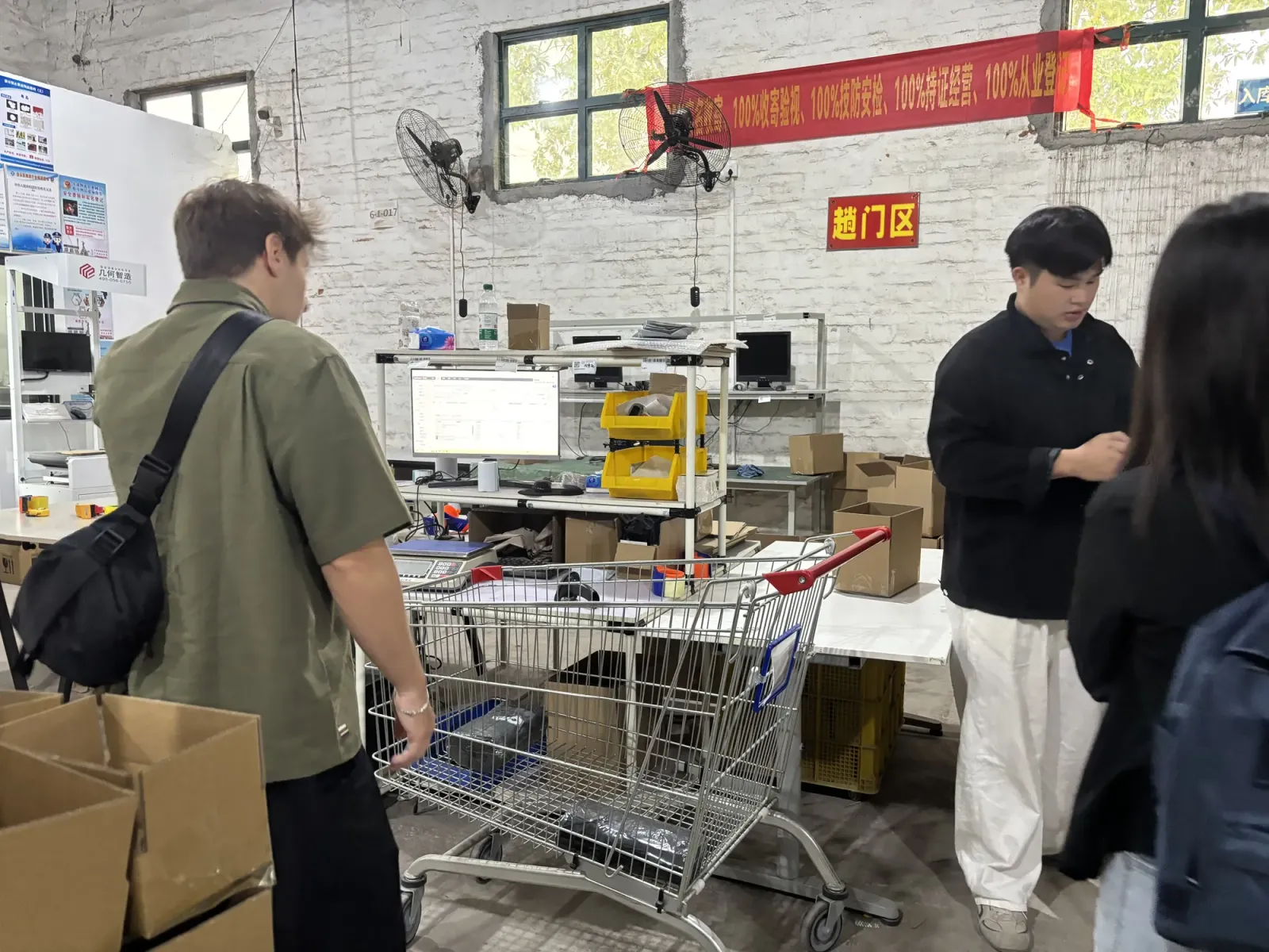 客户在SINO广州仓库参观备货打包工作站