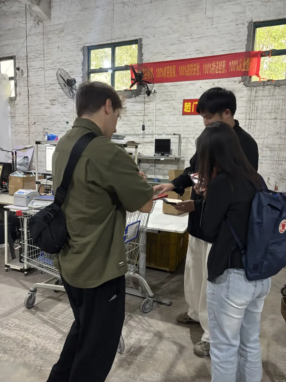 Kunder på rundvisning i SINO’s lager i Guangzhou sammen med det lokale team