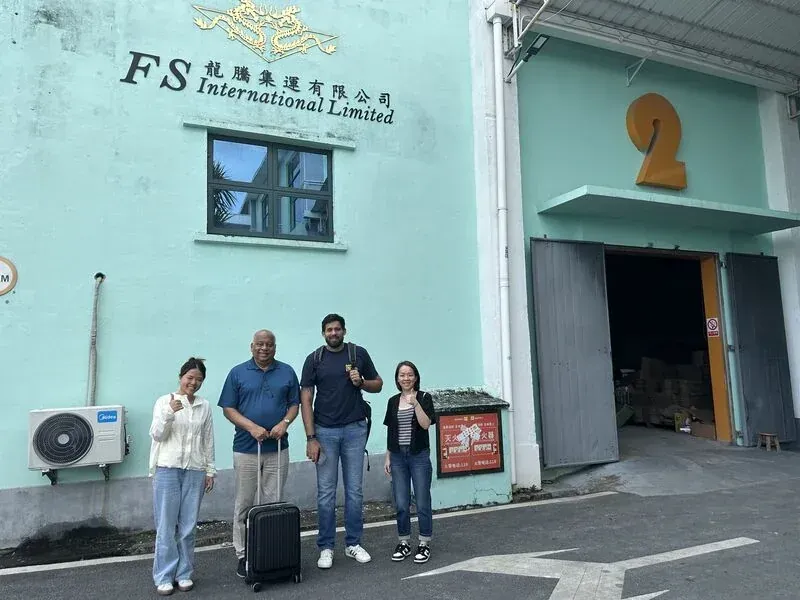 SINO-teamet byder to kunder velkommen foran FS Internationals lager i Kina