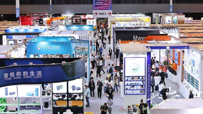 How to Choose the Best Products for Your Dropshipping Store 6 Photo of a trade show to illustrate the importance of industry events.