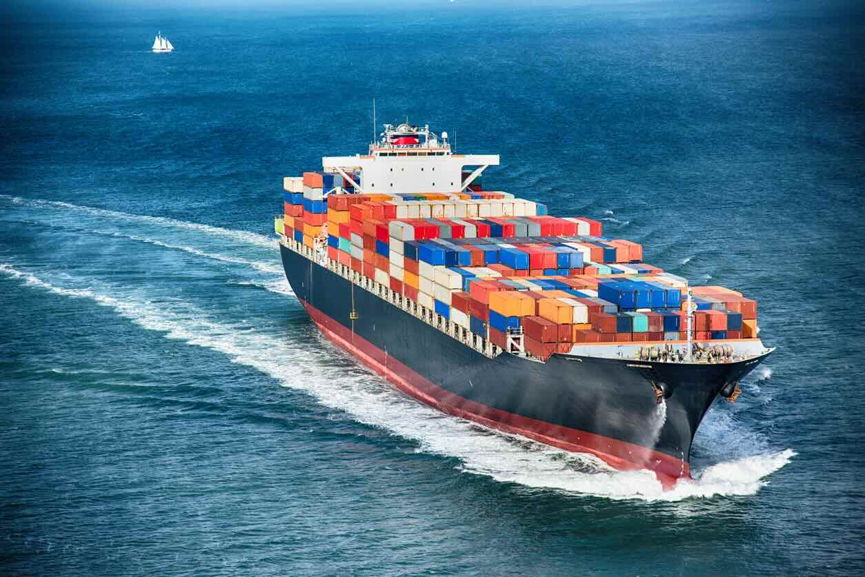 Ein großes Frachtcontainerschiff auf See.