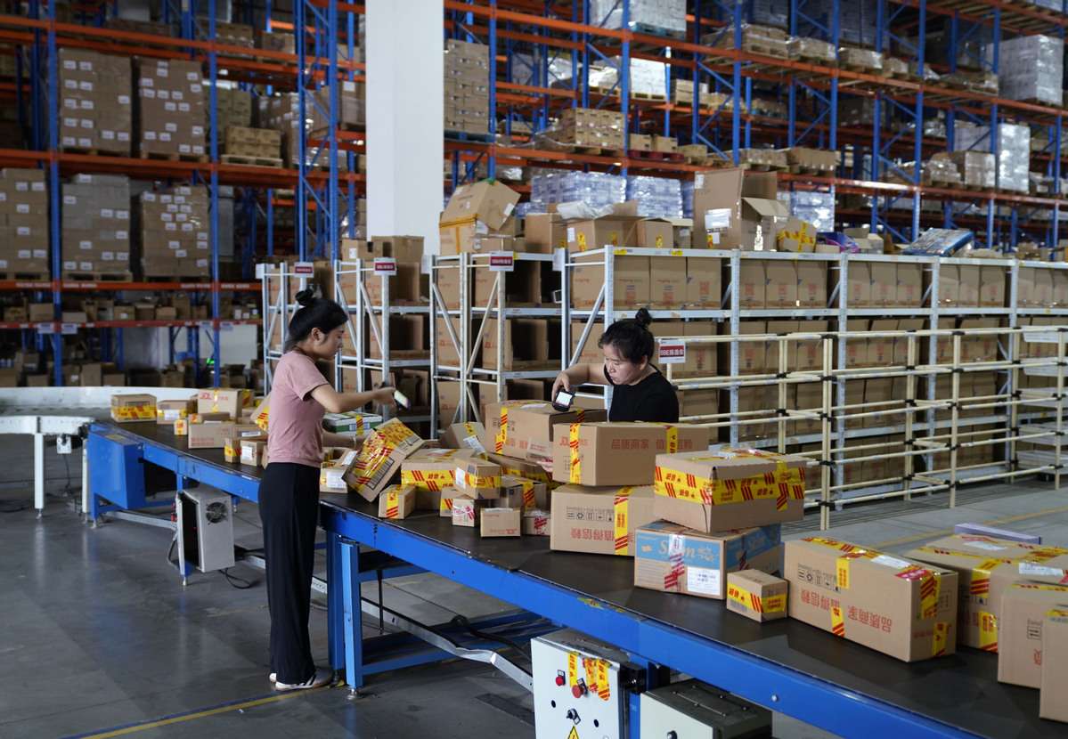 Evaluating Shipping Costs: A Comprehensive Analysis for Dropshippers 5 Fulfillment center with packages being prepared for shipping.