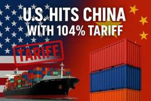 Abbildung eines US-Frachtschiffs und chinesischer Container mit den Flaggen beider Nationen, die einen von den USA im April 104 eingeführten Zoll von 2025 % auf chinesische Importe hervorhebt