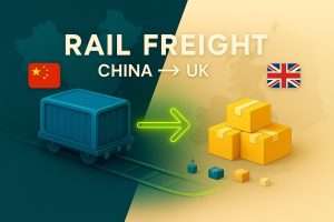 Infografik zeigt den Schienengüterverkehr von China nach Großbritannien: Ein blauer Eisenbahnwaggon mit der chinesischen Flagge links, ein leuchtend grüner Pfeil und gestapelte gelbe Kisten mit der britischen Flagge rechts. Der Hintergrund ist geteilt und zeigt die Umrisse von China und Großbritannien, wobei die direkten Schienentransportrouten hervorgehoben sind.