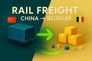 Digitale Illustration, die den Schienengüterverkehr von China nach Belgien zeigt: ein blauer Frachtcontainer mit der chinesischen Flagge, einem neongrünen Pfeil, Versandkartons und der belgischen Flagge sowie der fettgedruckten Überschrift „RAIL FREIGHT CHINA → BELGIUM“.