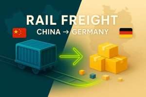 Digitale Illustration, die den Schienengüterverkehr von China nach Deutschland zeigt: ein blauer Frachtcontainer mit der chinesischen Flagge, einem neongrünen Pfeil, Versandkartons und der deutschen Flagge sowie der fettgedruckten Überschrift „RAIL FREIGHT CHINA → BELGIUM“.