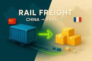 Redaktionelle 2.5D-Illustration eines modernen Güterzugs, der China mit Frankreich verbindet, mit Flaggen, Gleisen, Containern und Paketen im SINO-Blau- und Neongelb-Stil.