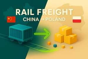 Digitale Illustration, die einen Gütercontainer mit der chinesischen Flagge auf Gleisen zeigt, einem neongrünen Pfeil, der auf gestapelte Versandkartons zeigt, und der polnischen Flagge, mit den Umrissen von China und Polen im Hintergrund und dem Text „Rail Freight China → Poland“
